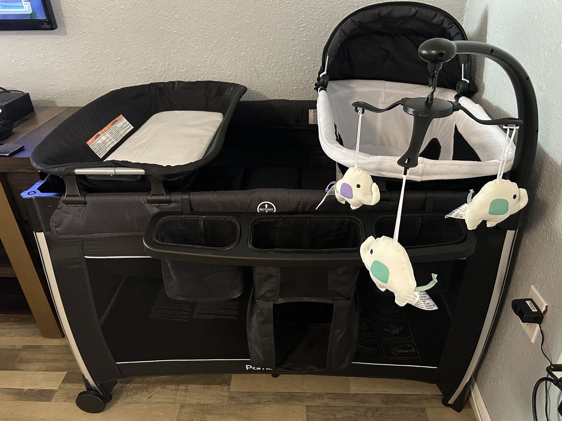 Playpen/bassinet/changing Table