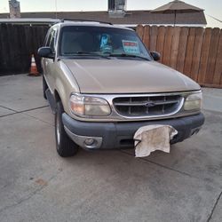 2000 Ford Explorer