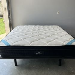 King DreamCloud Premier Mattress In Excellent Condition 