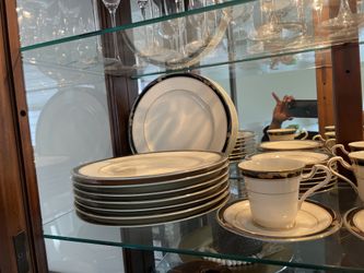 Moving Out Of Country : Selling Mikasa Fine bone China  Set 