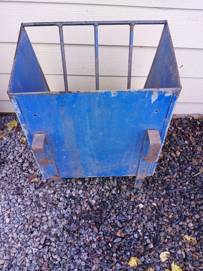Horse Feeder1