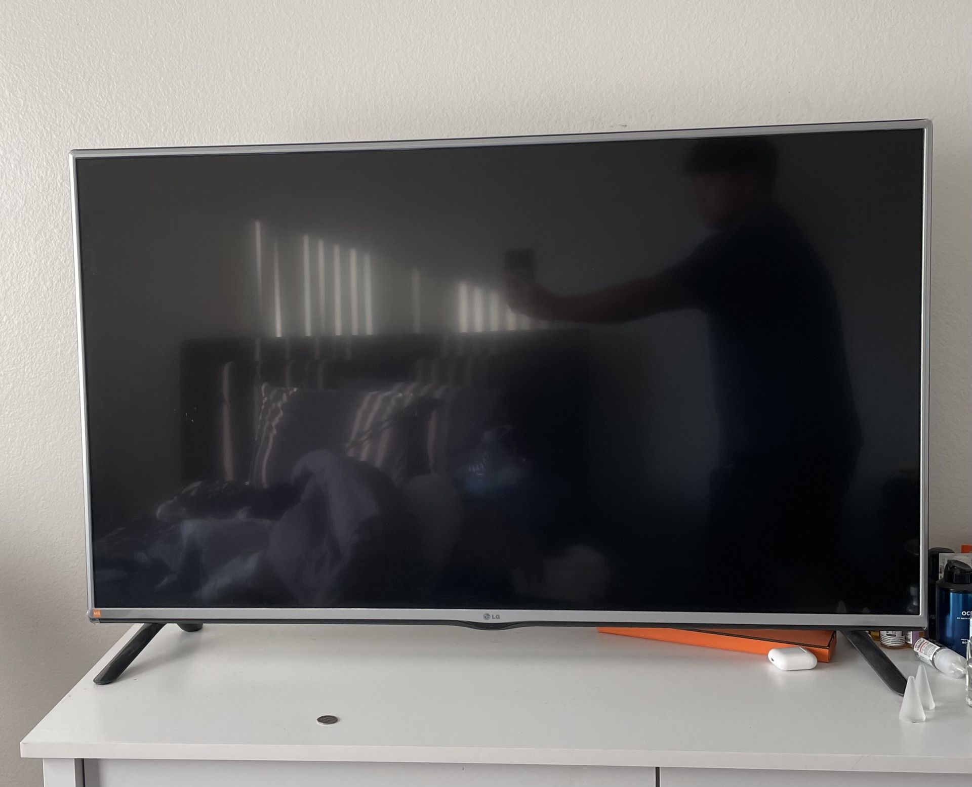 LG 49” LED TV – Model 49LF5500-UA