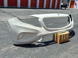 2015-2017 W156 GLA250  FRONT BUMPER COVER FACIA GENUINE MERCEDES BENZ WHITE COLOR IN EXCELLENT CONDITION