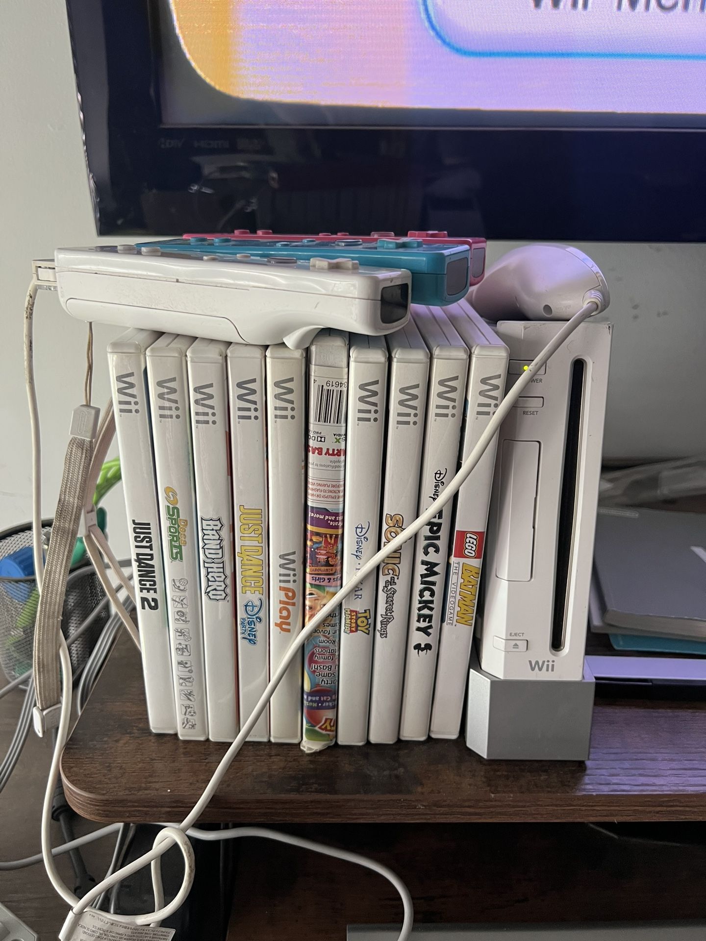 Wii console bundle with games, 3 controllers and all cables And Sensor Works great