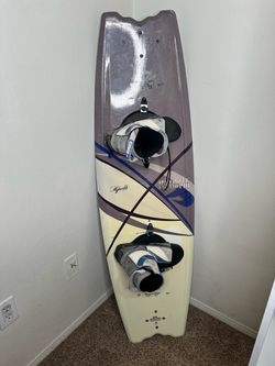 Hyperlite Altitude 140 Wakeboard with Bindings