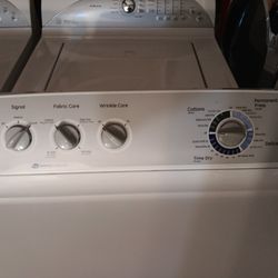 White GE Washer And Dryer Set 