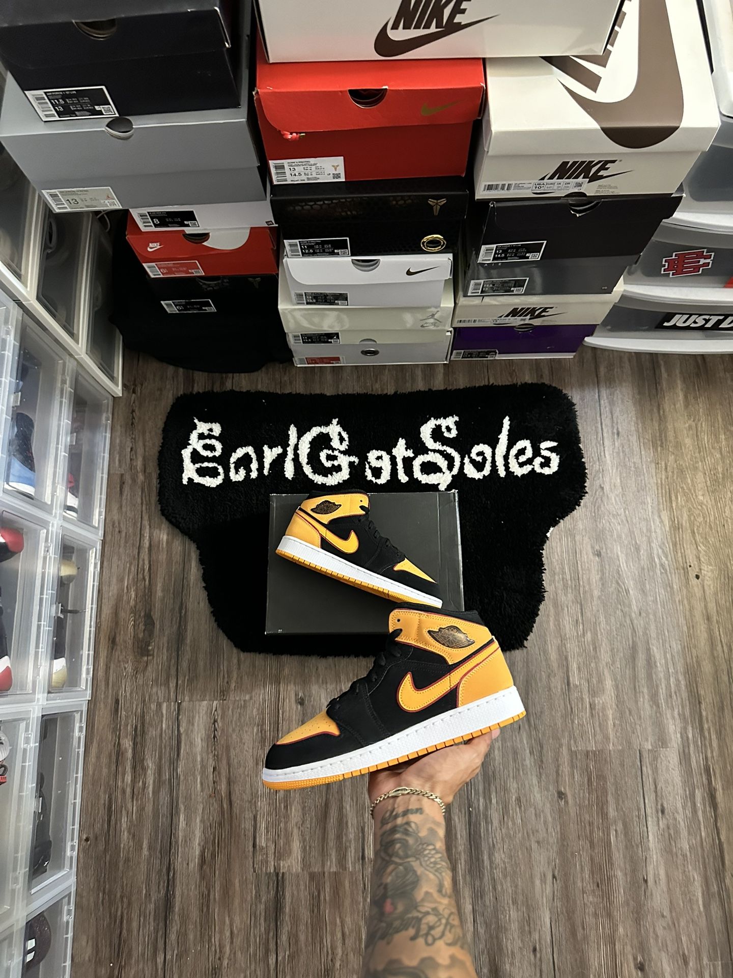 Jordan 1 Mid Vivid Orange Size 7y
