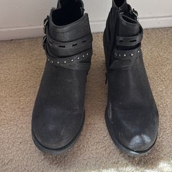 15 cash size 9 khols boots near AV College
