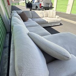 BEAUTIFUL SECTIONAL COUCH. DELIVERY AVAILABLE 