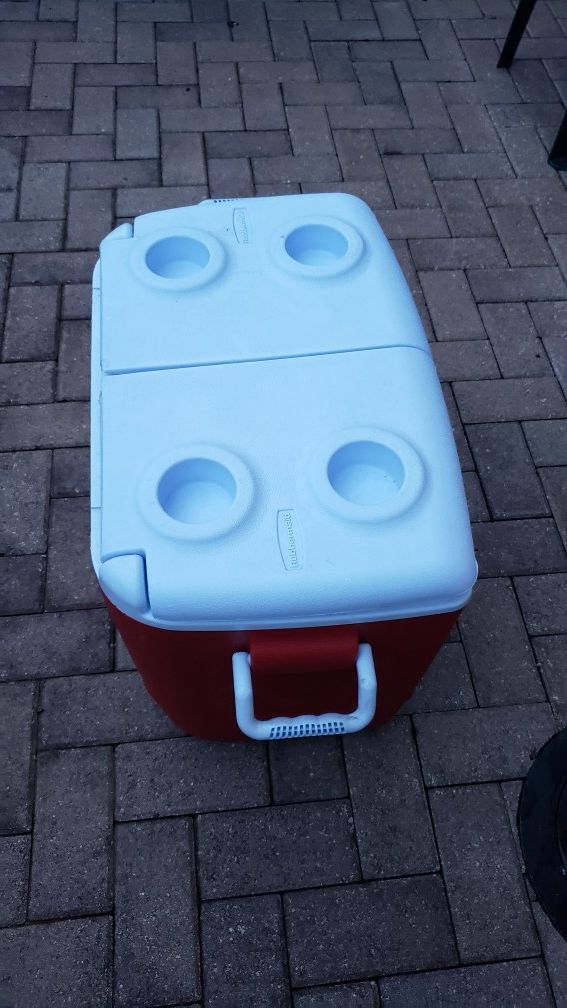 Rubbermaid Cooler