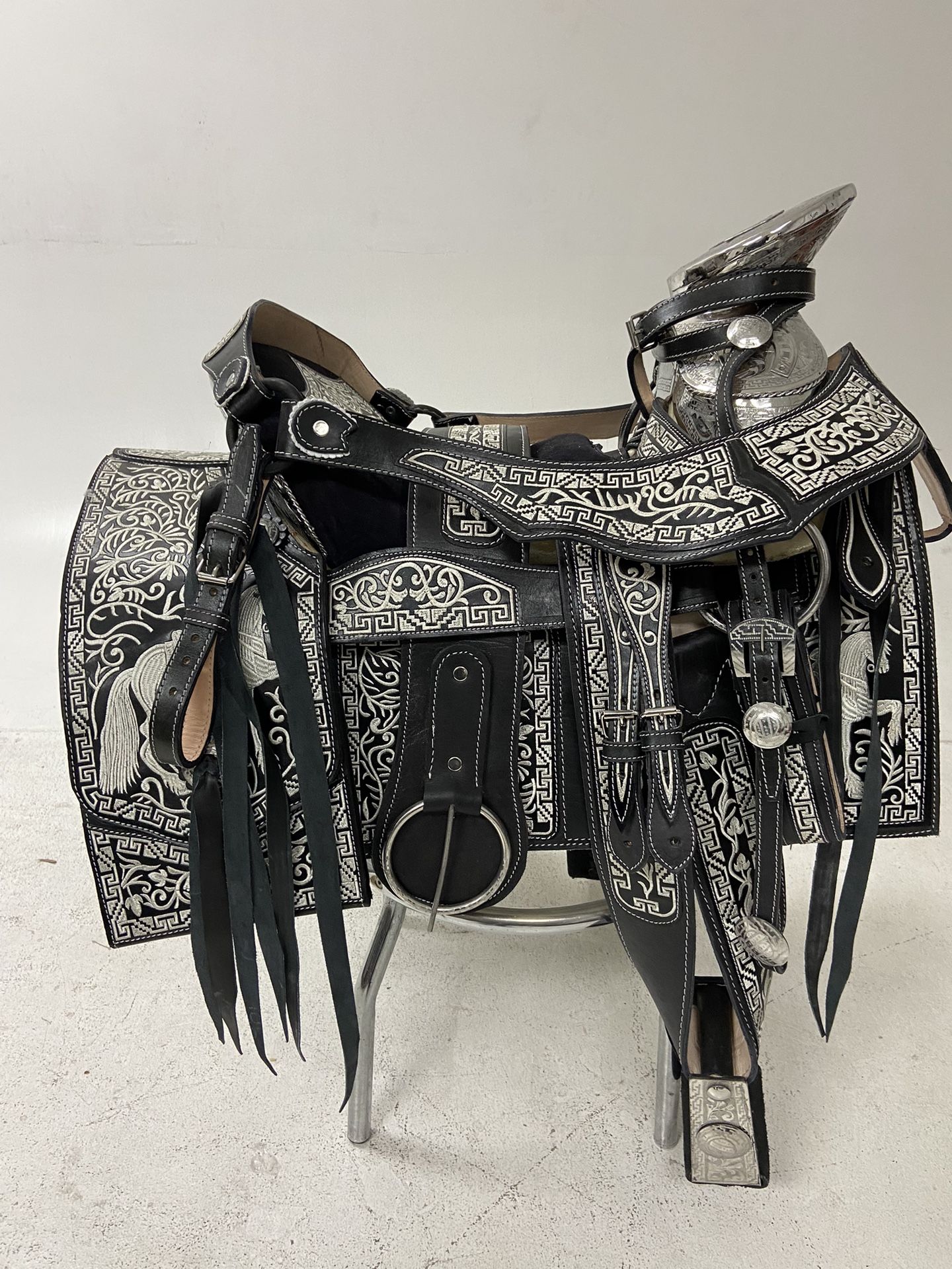 Nueva Montura Charra Bordada Con Herrage Y Fuste Plateado Completo