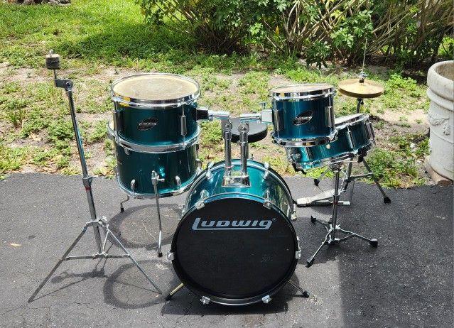 LUDWIG ACCENT CS COMBO JR 5 PIECE DRUM KIT WITH HI- HAT WITH CYMBALS , 1 CYMBAL STAND ONLY AND FOOT PEDAL ! MAKE FAIR OFFER