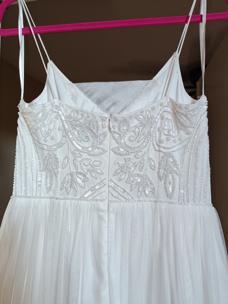 Adrianna Papell White bead embroidered dress Size 8 Ivory pleated floor length maxi

Condition is used in excellent condition

Don't miss this chance 