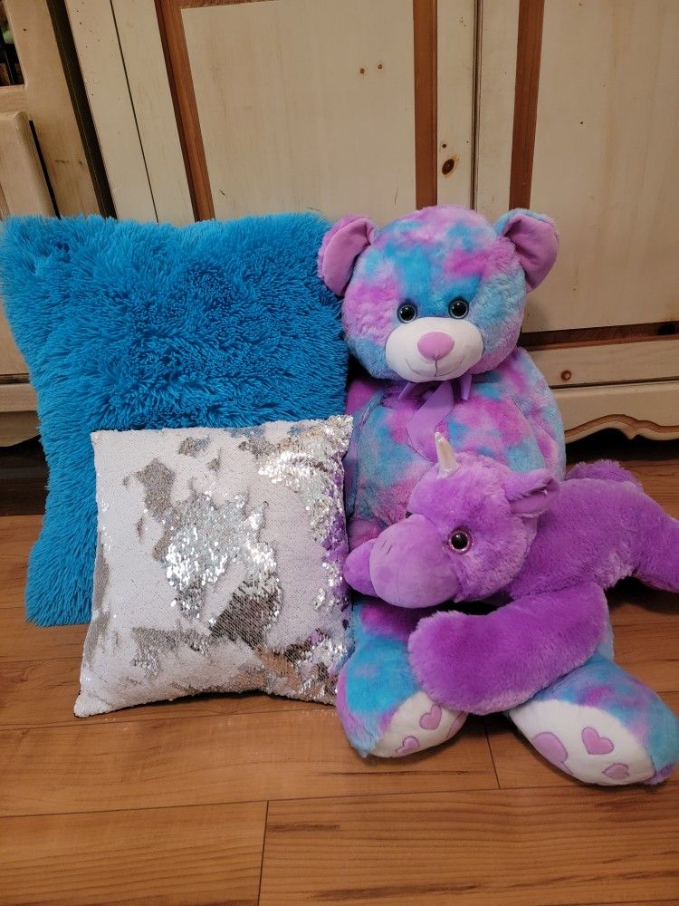 Girls Room / Pillows / Large Stuffed Animals