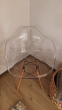 Clear Acrylic Ghost Chair – Modern Mid-Century Style.