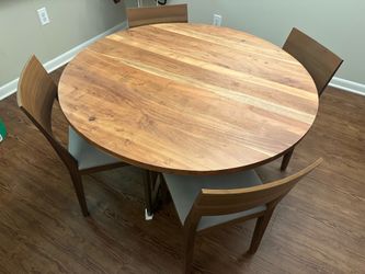 Crate&Barrel Hayes Round Dining Table with 4 Thalia Chairs