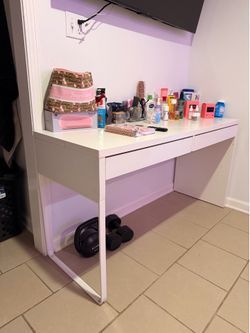 Vanity desk