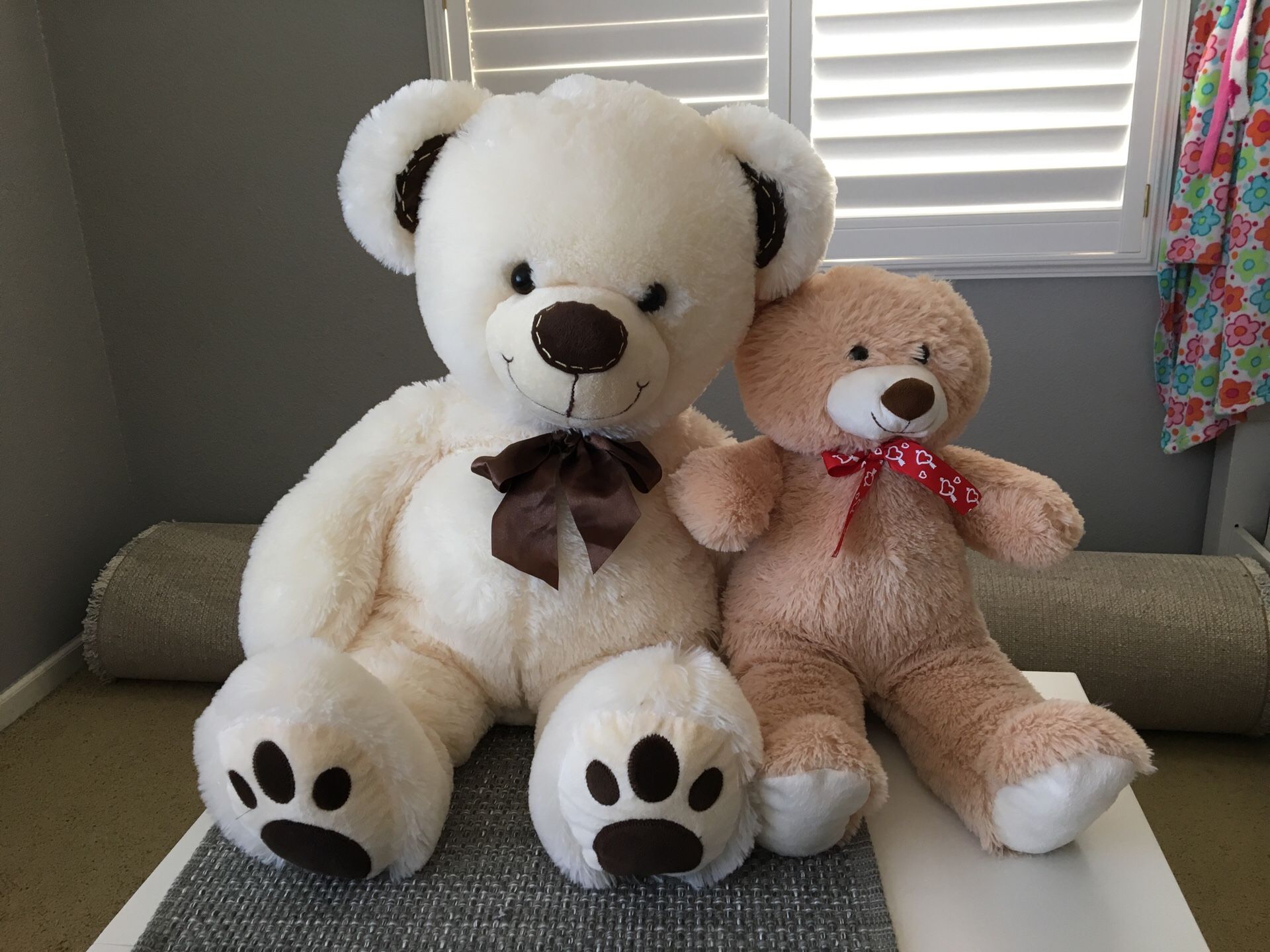 2 large teddy bears