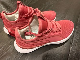 NEW PUMA Women’s Sneakers Size 7.5 Coral Pink