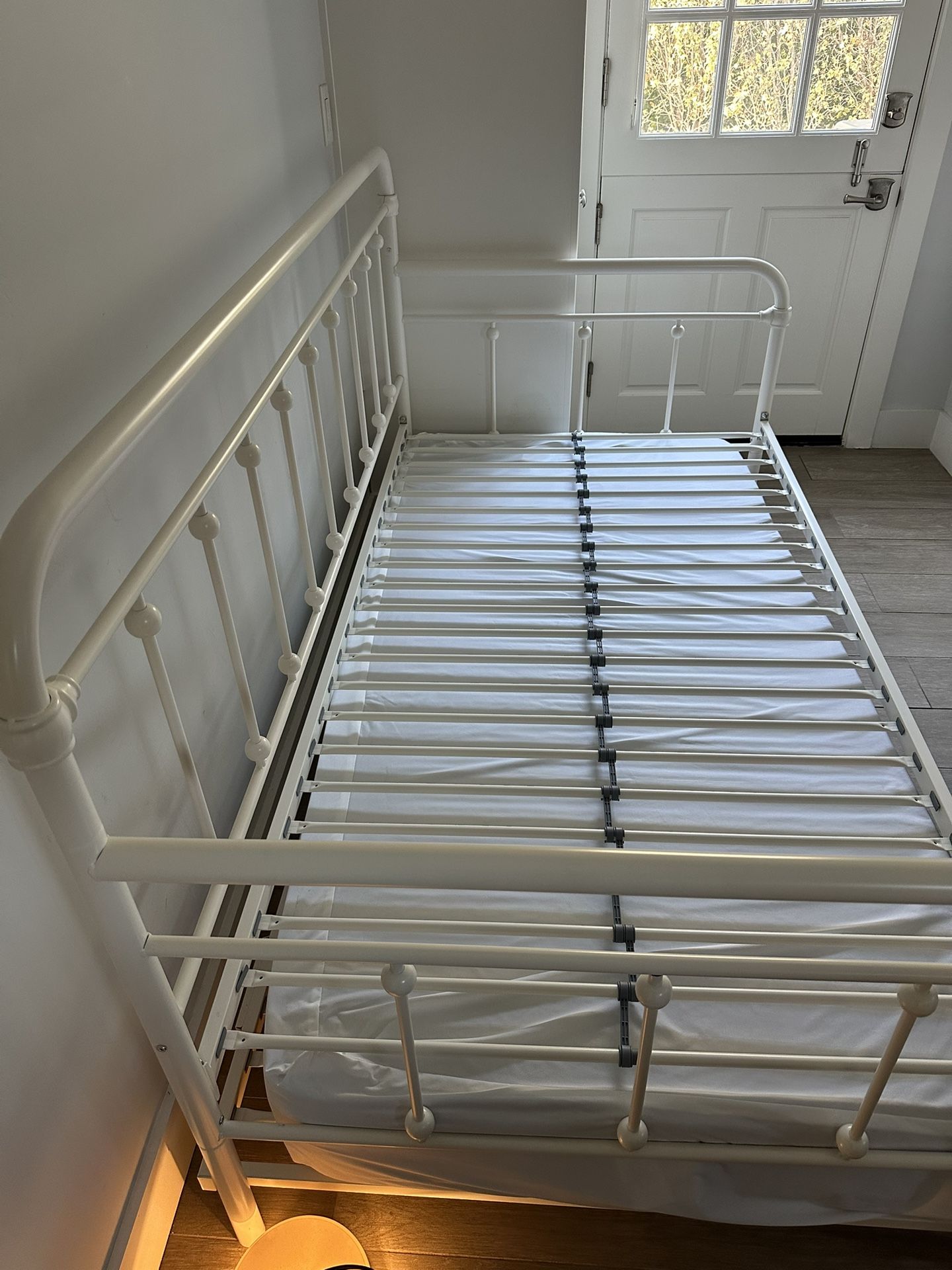 Day Bed Frame With Trundle Twin And 2 Twin Matress
