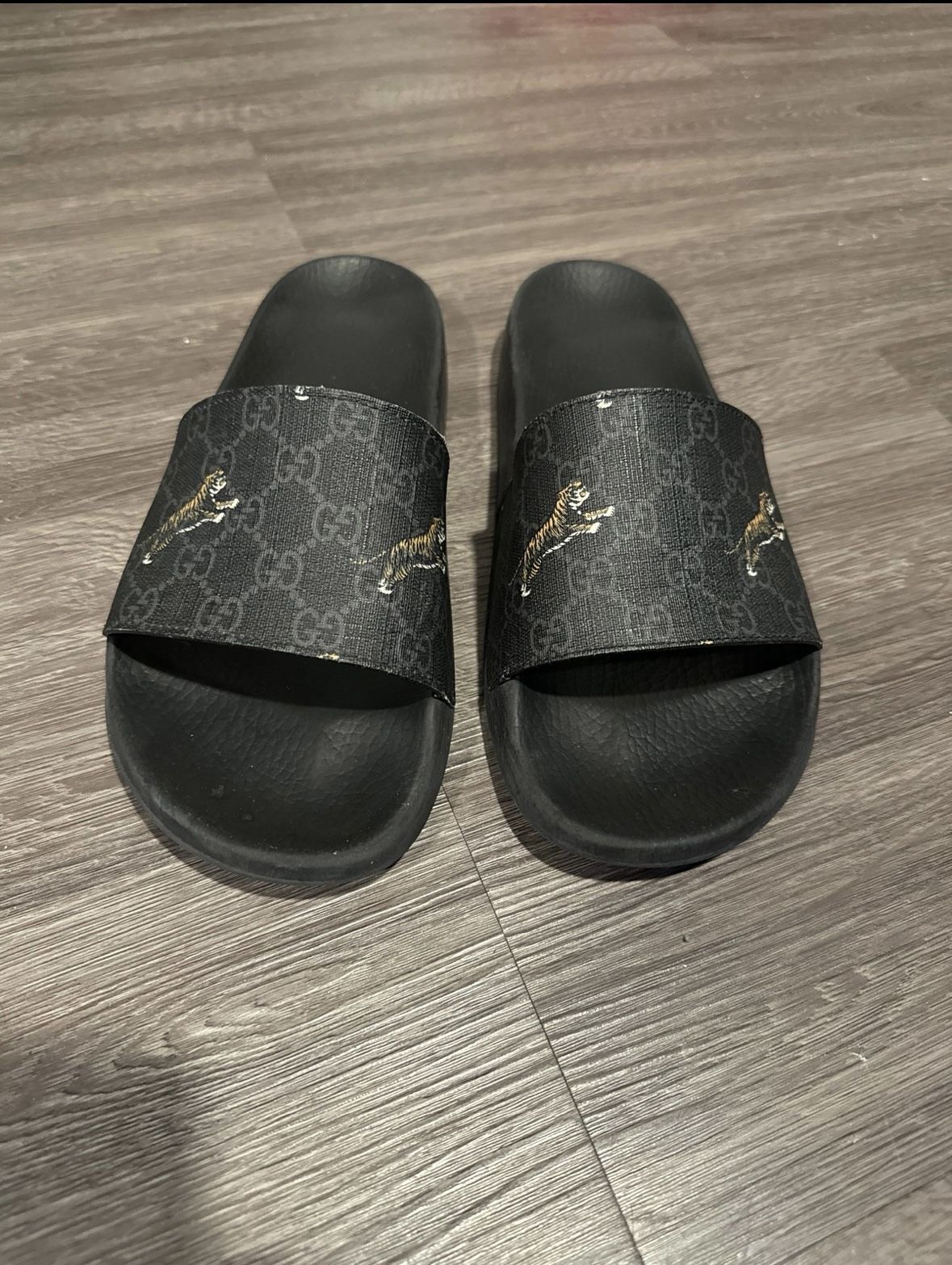 Used gucci slides black tiger print size 10
