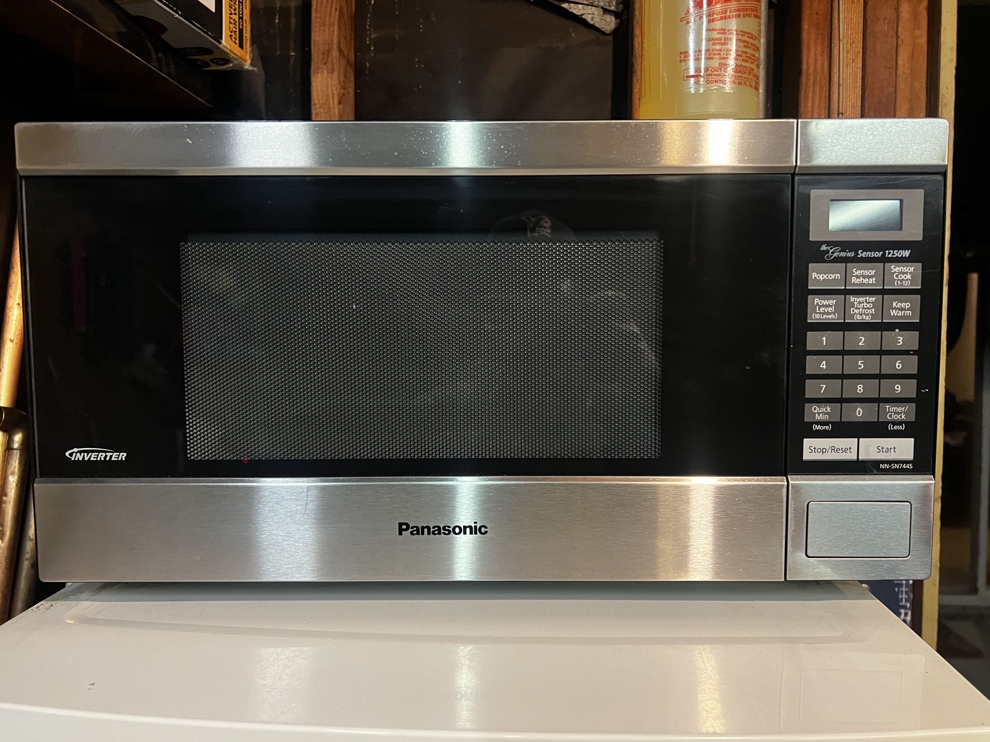 Panasonic NN-SN744S is a 1.6 Cu Ft 1250W