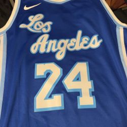 Men’s Medium Jerseys