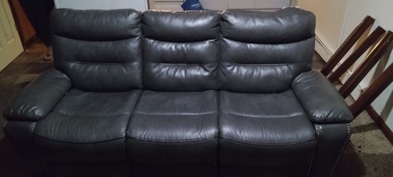 NICE LEATHER COUCHES! Thumbnail