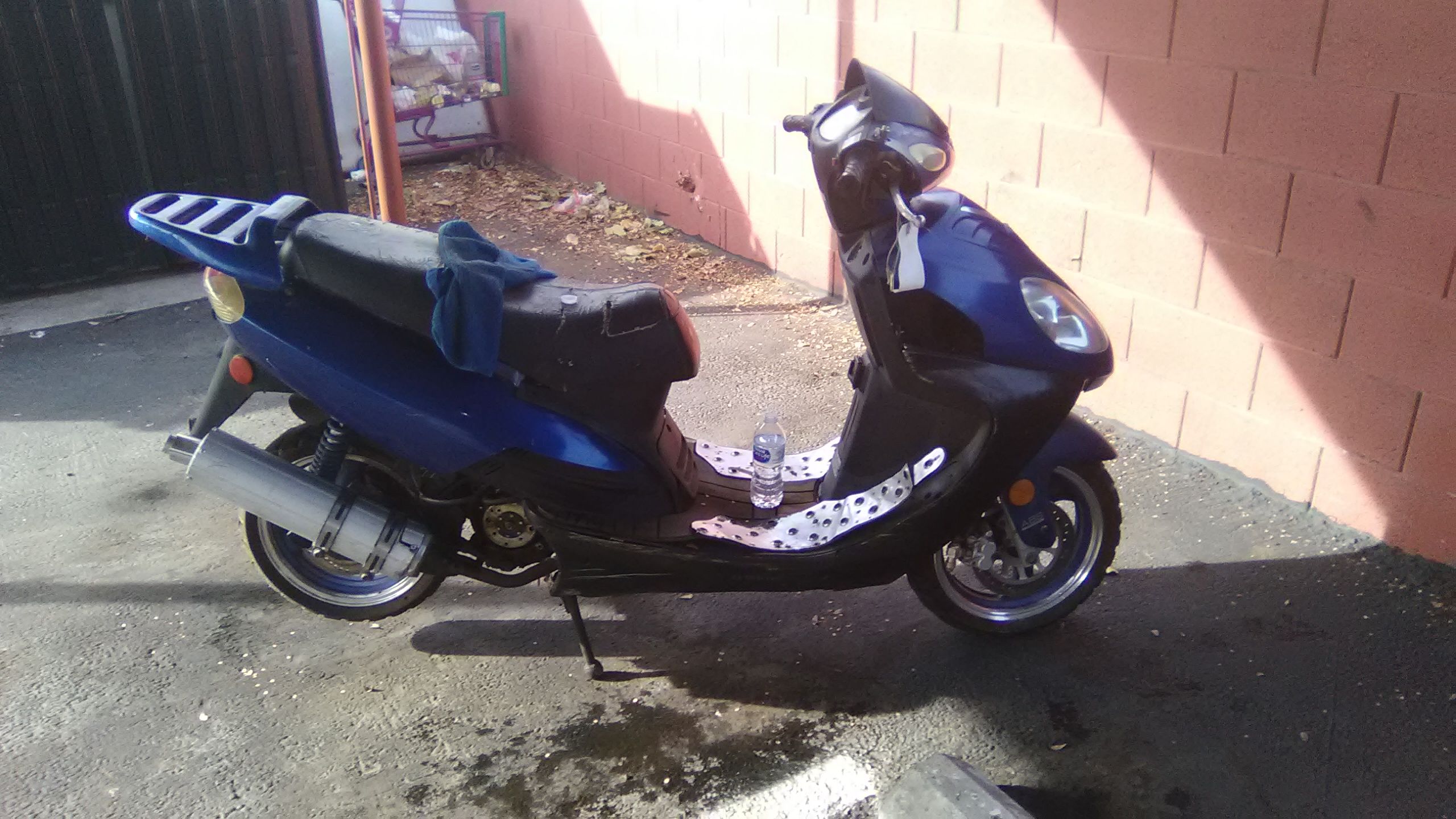 Shanghai shenke 250cc moped scooter. AS IS