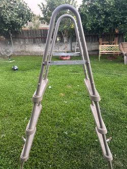 Pool ladder