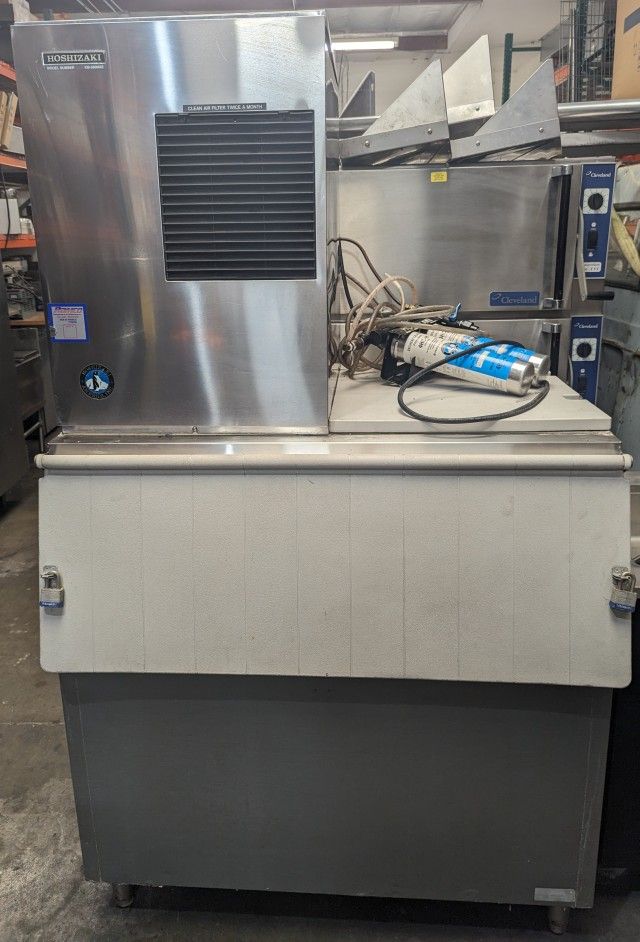 Hoshizaki Ice Machine and Bin (KM-500MAE)