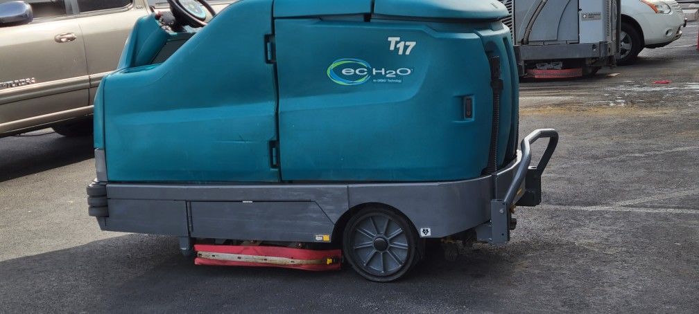 Tennant T17 Ride On Floor Scrubber