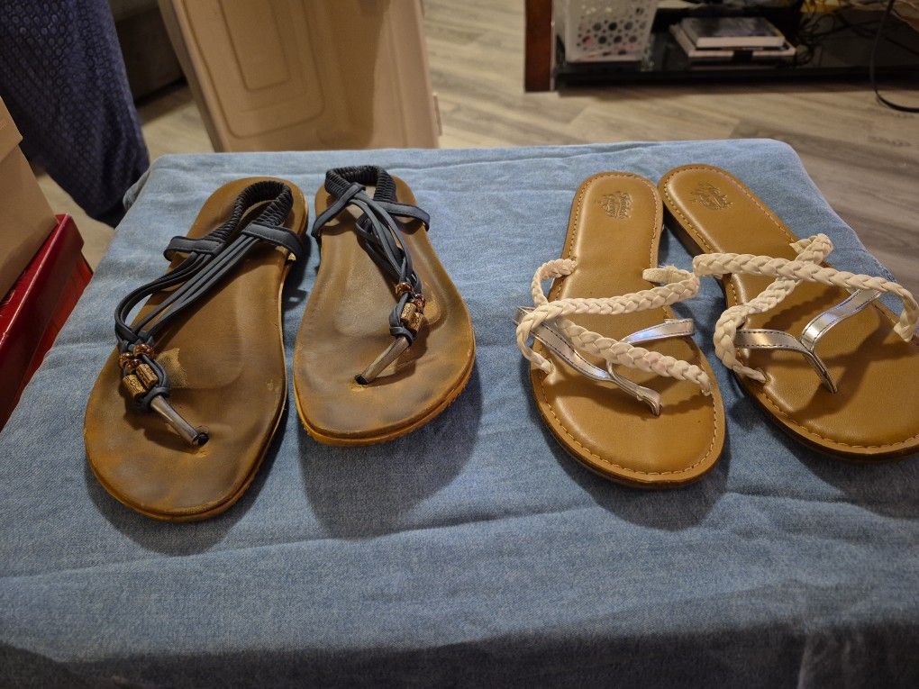Womens Flats Size 8.. 5 Bucks