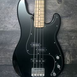 Fender squire 4 strings  bass guitar gold logo new !! $250 or best offer !!