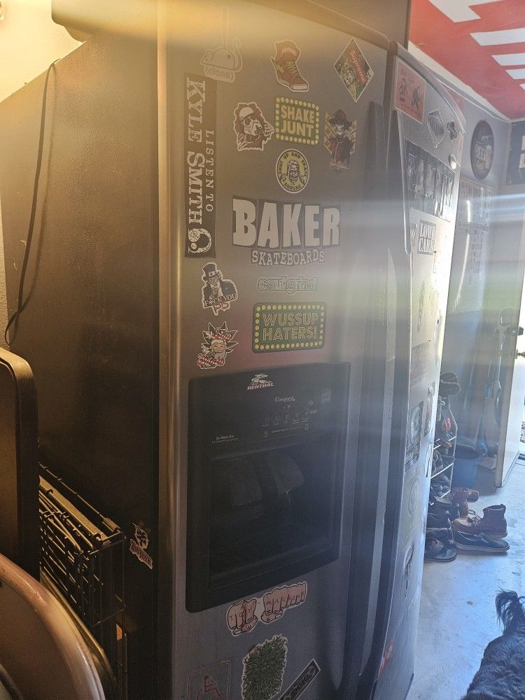 Free Side By Side Refrigerator Not Keeping Cold for Sale in Menifee, CA