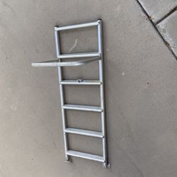 4' metal ladder
