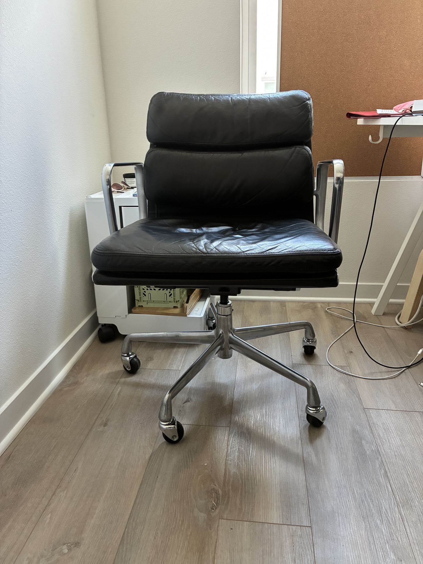 herman miller by charles and ray eames soft pad management chair - USED