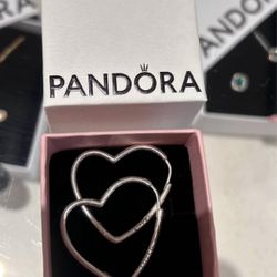 Pandora Pendientes de aro asimétricos con forma de corazón Plata de Ley.