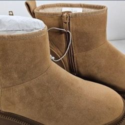 New Women's Ankle Bootie.    Tamaris Women's Fashionable Fashion Bootie.   The item has Faux Fur Lining. 

Size 5.  Color Brown.