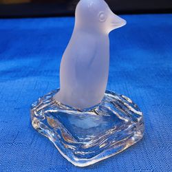 Vintage Pretty Westmoreland Frost And Clear Penguin Figuring  