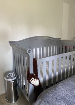 4-in-1 Convertible Crib with Extra Guardrail – Excellent Condition