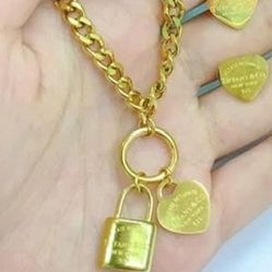 Necklace and earring jewelry set with box