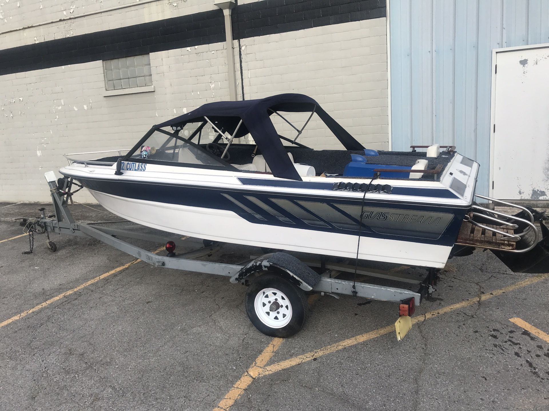 CLASSIC GLASS STREAM / 174 CUTLASS Speed Boat / 2.5 inboard / outboard Mercury with Trailer