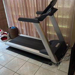 PRECOR TRM 445 Treadmill