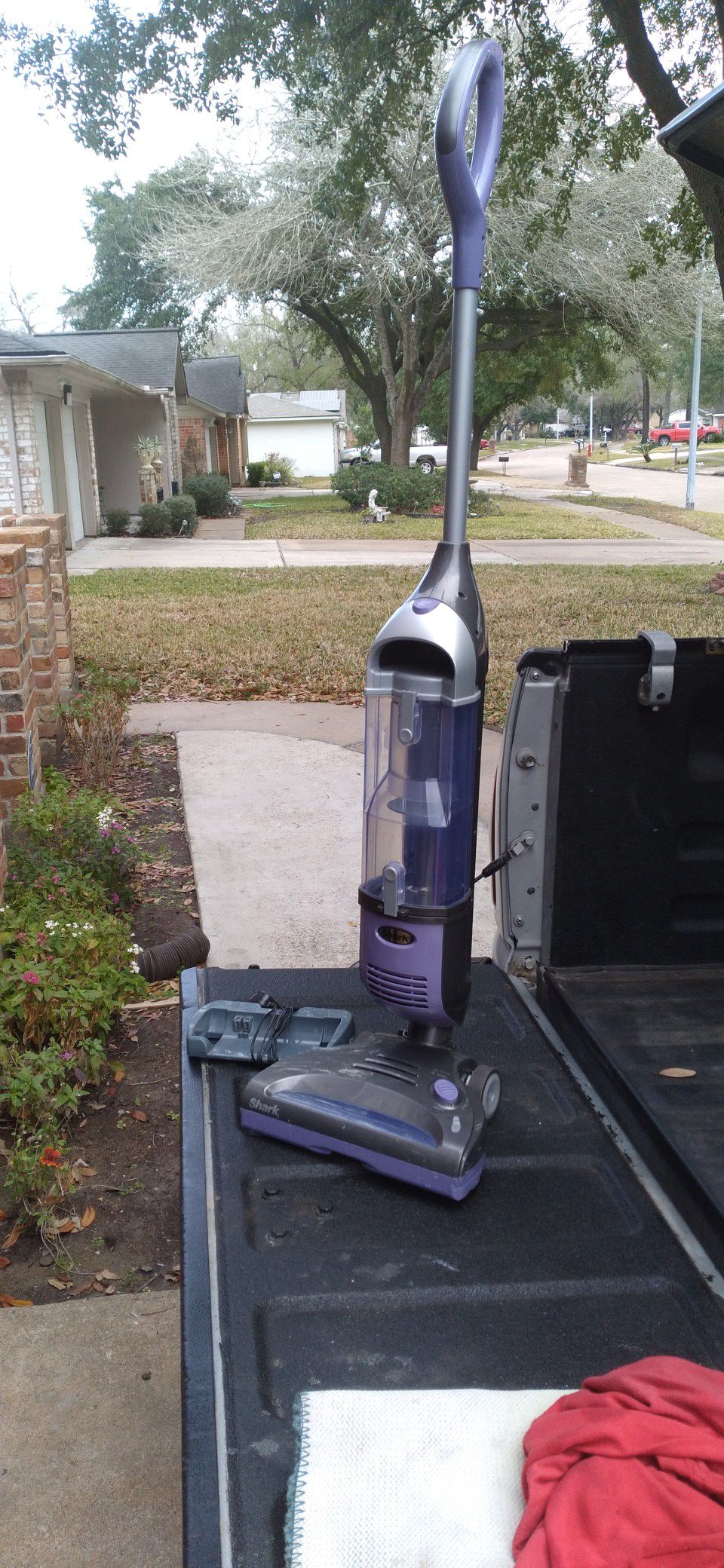 Wireless vacuum cleaner Shark in very good condition