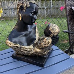 Mother And Child Statue 