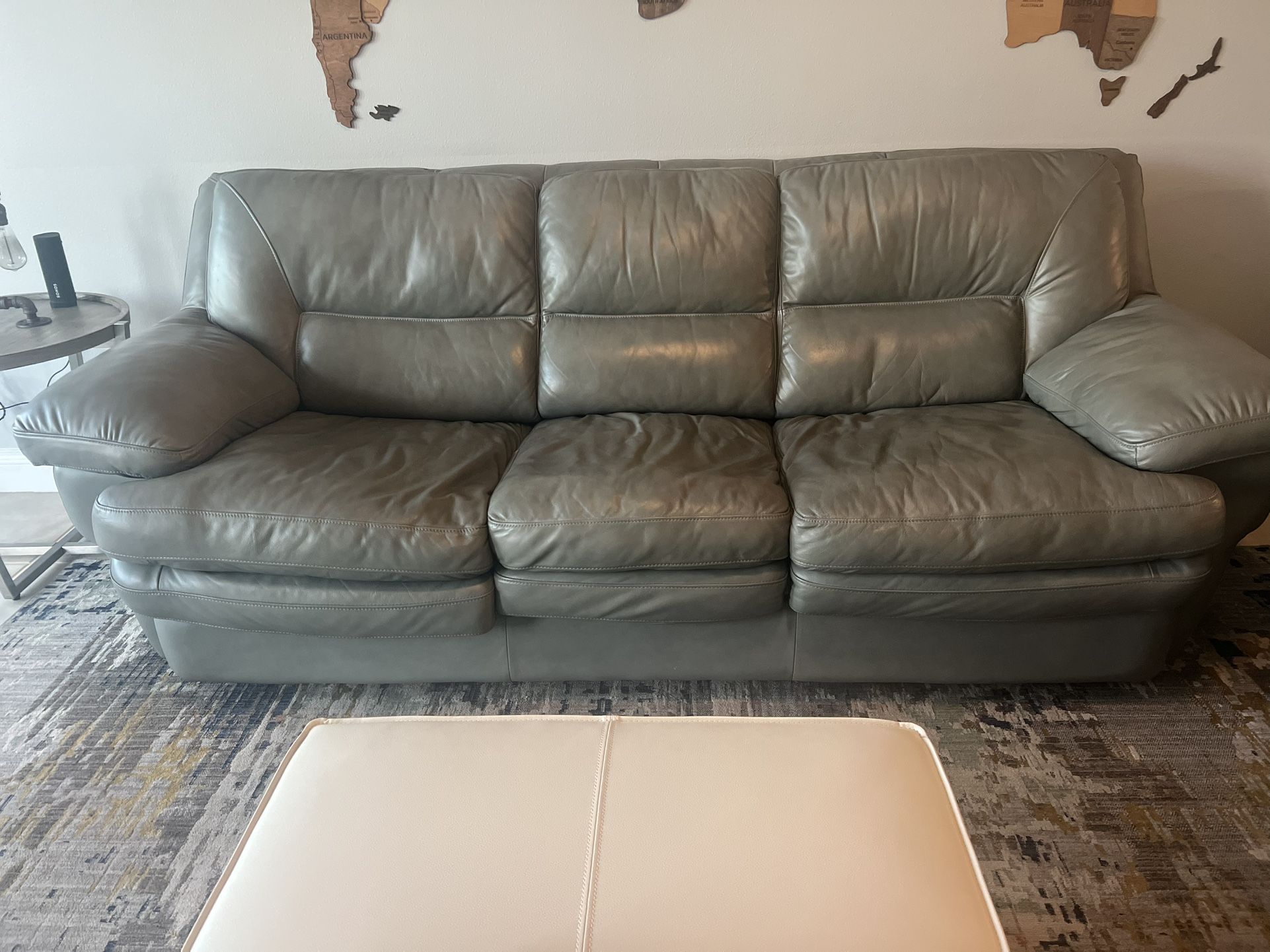 Sleeper Sofa w. pull out Queen Bed