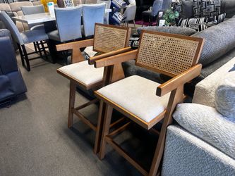 Stunning wood bar stools! $150 each 🧡📦