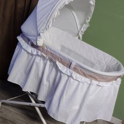 White baby Crib . Carri Cot / Moisés Para Bebé. Cuna Portatil for Sale in Ontario,
