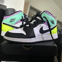 Size 7 Jordan 1s Mid 
